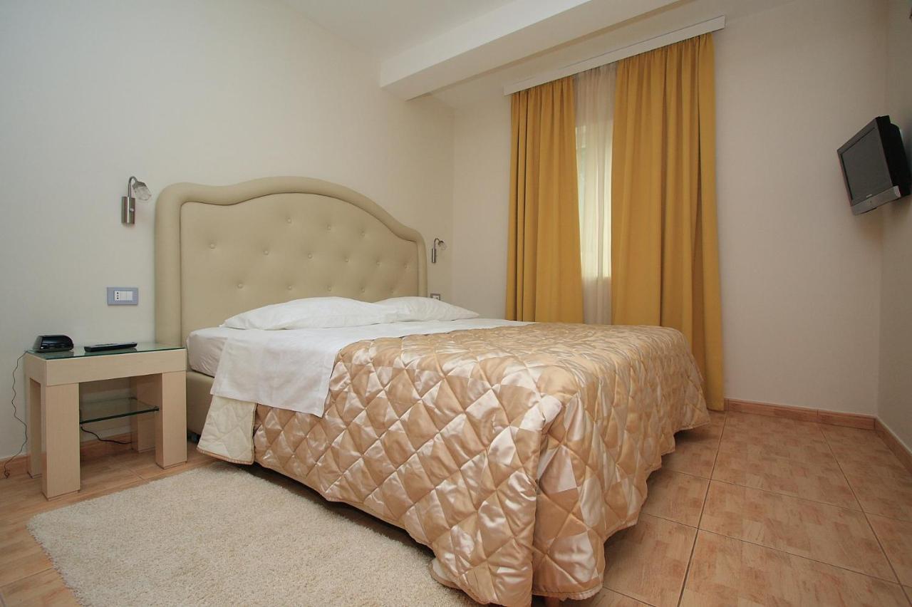 Aparthotel Natalia Podgora Exterior photo